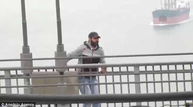 一男子准备跳桥自杀，结果总统路过，劝了俩小时终于把他劝下来了... - 2