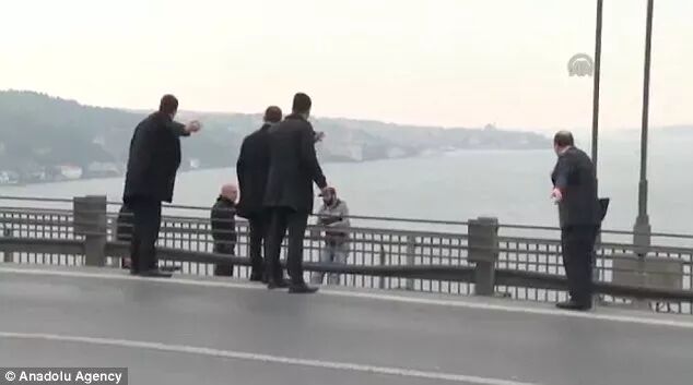 一男子准备跳桥自杀，结果总统路过，劝了俩小时终于把他劝下来了... - 3