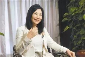 从洗碗工到千亿集团女掌门人，她经历了怎样的人生？