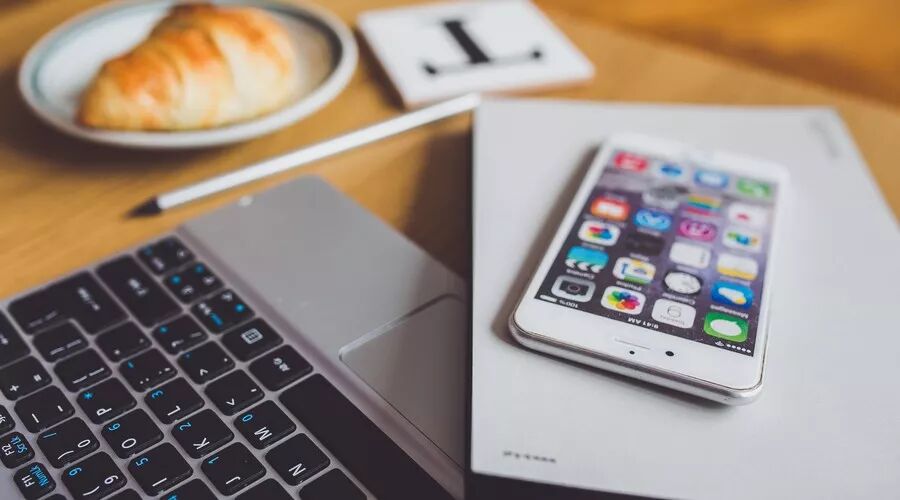 惨！iPhone买一送一了！各大电信运营商销售手机历史上力度最大的优惠之一了 - 1
