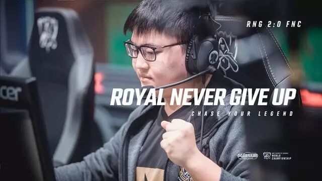 S7：赛后采访UZI时，欧成这个动作引来全场观众高喊他的名字！