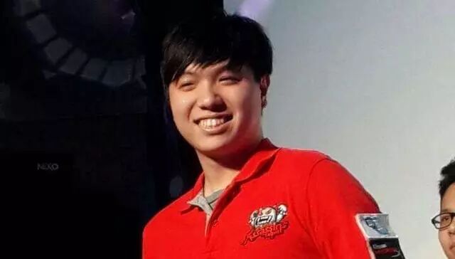 UZI首冠的背后：曾比肩微笑的顶尖ADC，红色大手指EZ谢幕