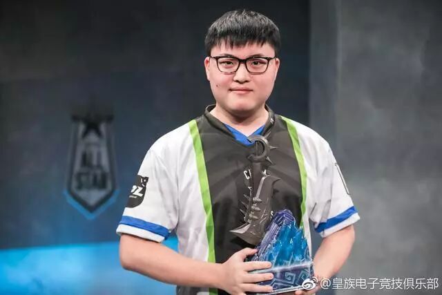 UZI首冠的背后：曾比肩微笑的顶尖ADC，红色大手指EZ谢幕