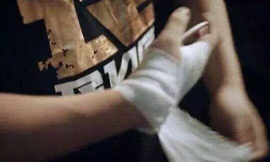 UZI首冠的背后：曾比肩微笑的顶尖ADC，红色大手指EZ谢幕