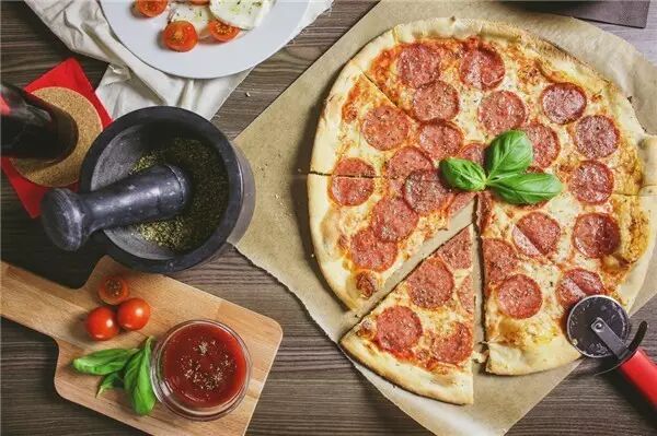 餐桌上的披萨食材