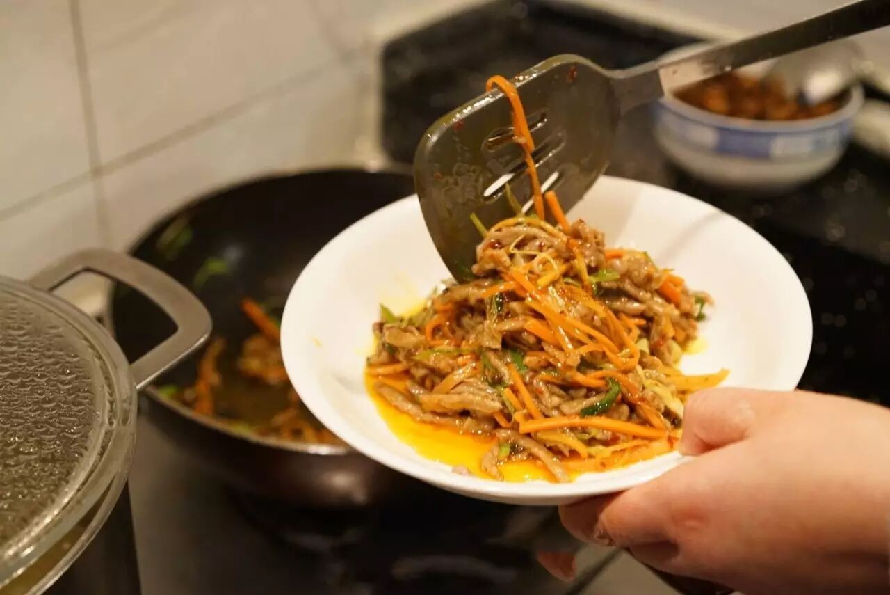 晒妈妈的拿手菜别人关心你飞得高不高只有她关心你有没有吃饱