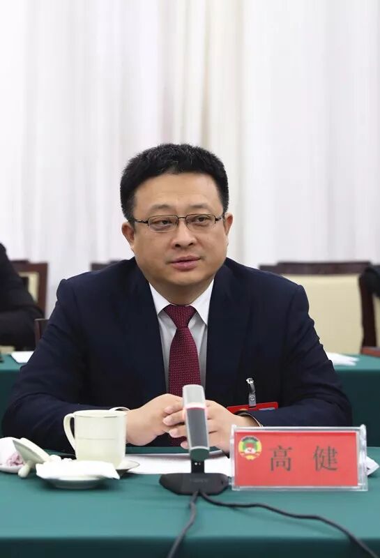 高健区长对委员们结合实际畅所欲言,为市南发展提出的真知灼见以及区