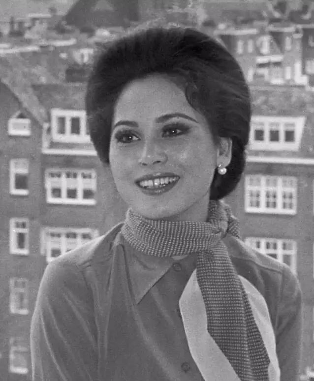 15岁当妓女22岁成为总统夫人53岁全裸如今活成最率真的女王