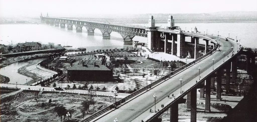 南京长江大桥是我国第一座自行设计,自行建造的铁路,公路两用桥,集