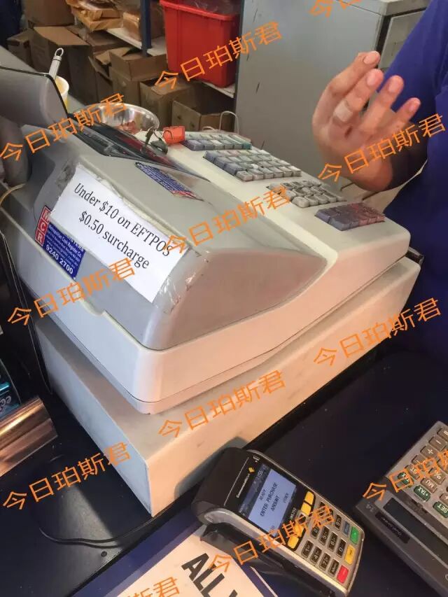碉堡了！11秒连拍10掌，书报店大叔空手打跑刀匪！在澳洲，华人店主也都个个彪悍（动图） - 15
