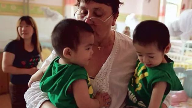 澳洲奶奶收养数百个中国孤儿 捐款上百万澳元 - 7