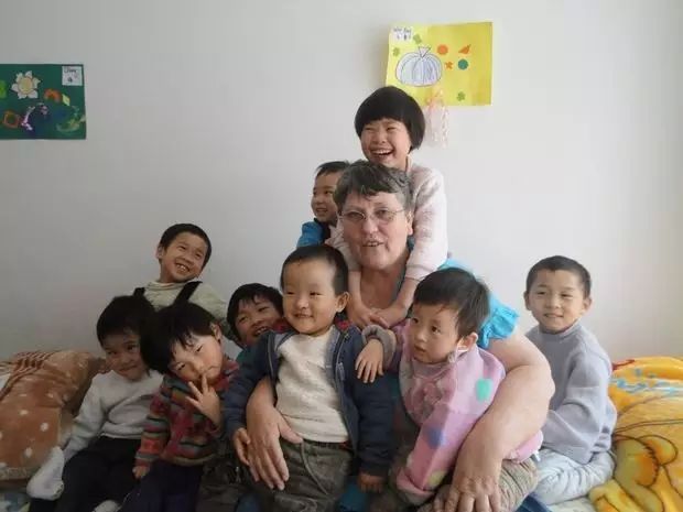 澳洲奶奶收养数百个中国孤儿 捐款上百万澳元 - 5