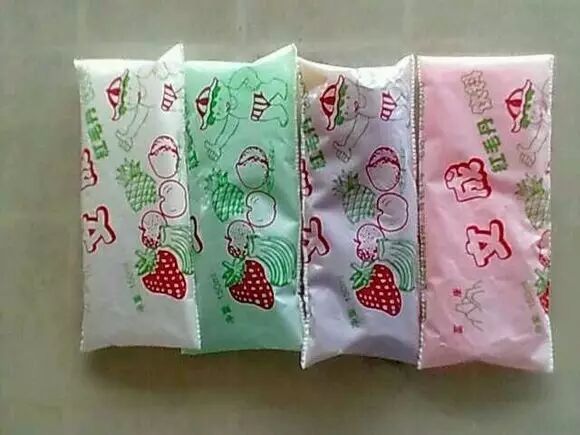 一时间风靡了整个夏天,后来有了一毛钱一袋儿的冰水儿,喝完后瓶子还要