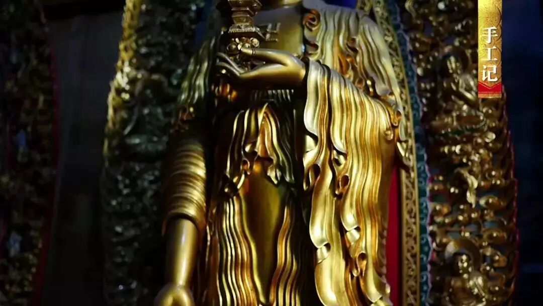 陆埠木雕佛像造型比例略显夸张,却呈现出一种宏大的气势,其精髓在于