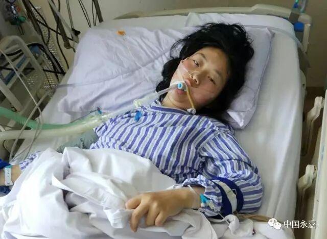 由于记者无法进入监护室,蒋丐林翻出手机中女儿躺在病床上的照片,还没