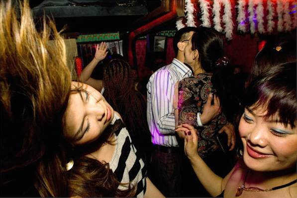 中国女生国外从事性工作 周赚上万就为一个爱马仕？悉大女留学生受访 公开露骨援交经历！ - 11