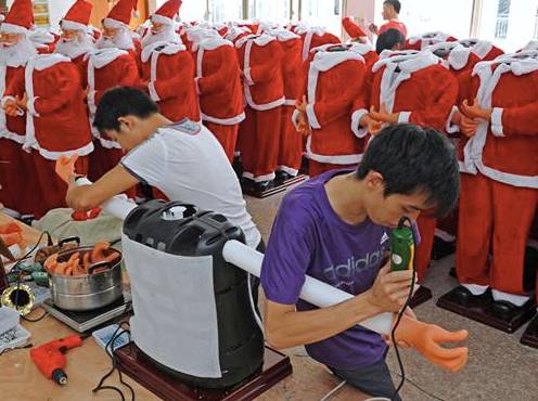 “中国圣诞村”生产着全球60%的圣诞装饰品!义乌飘扬的红粉点缀着全世界的圣诞梦!可工人的梦呢? - 25