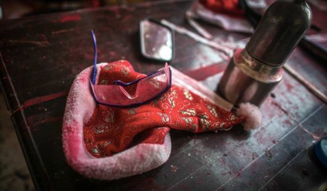 “中国圣诞村”生产着全球60%的圣诞装饰品!义乌飘扬的红粉点缀着全世界的圣诞梦!可工人的梦呢? - 32