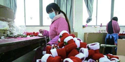 “中国圣诞村”生产着全球60%的圣诞装饰品!义乌飘扬的红粉点缀着全世界的圣诞梦!可工人的梦呢? - 31