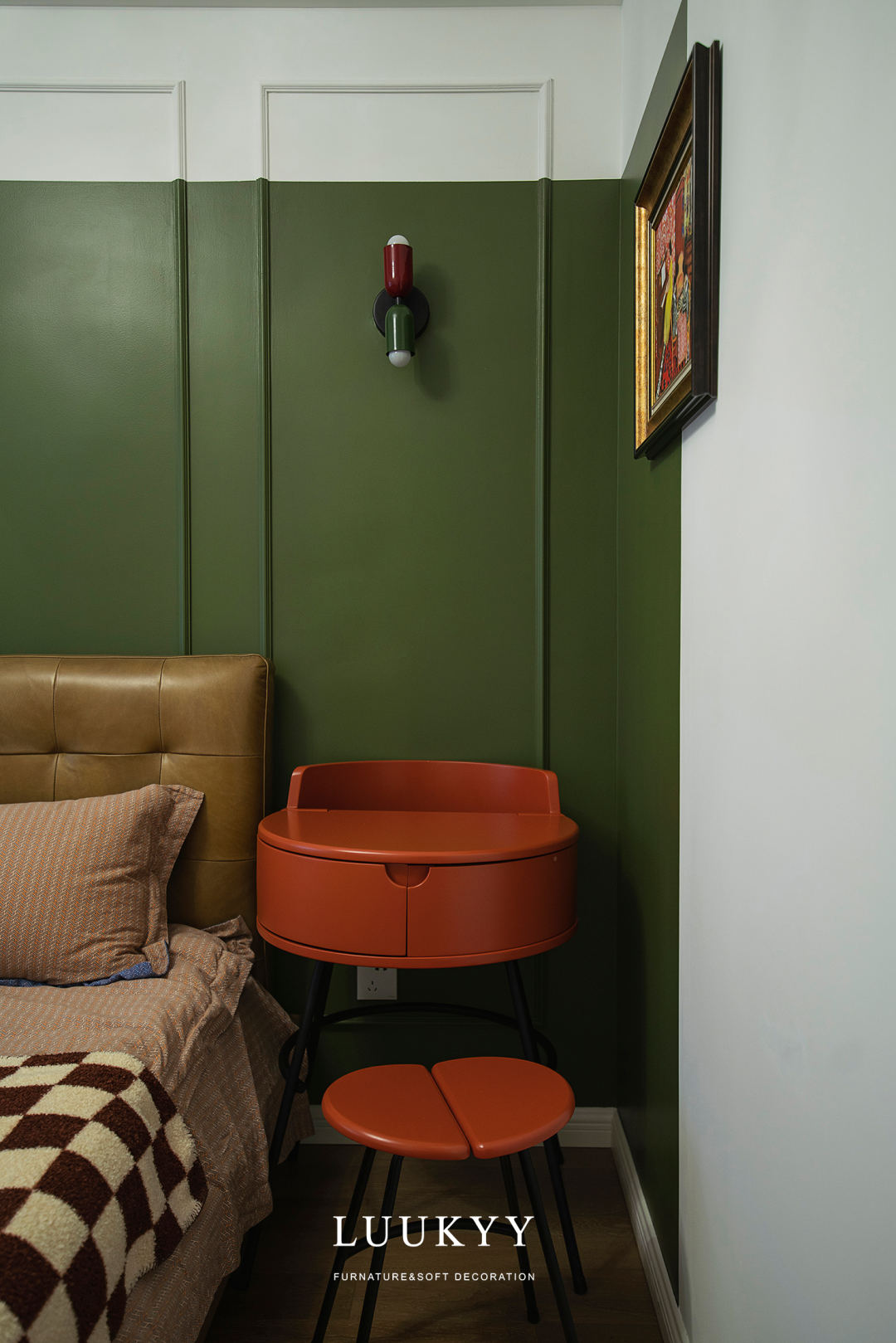 白天,是活力感十足的绿:夜晚,是静谧安静的绿,复古感十足的棕色皮床