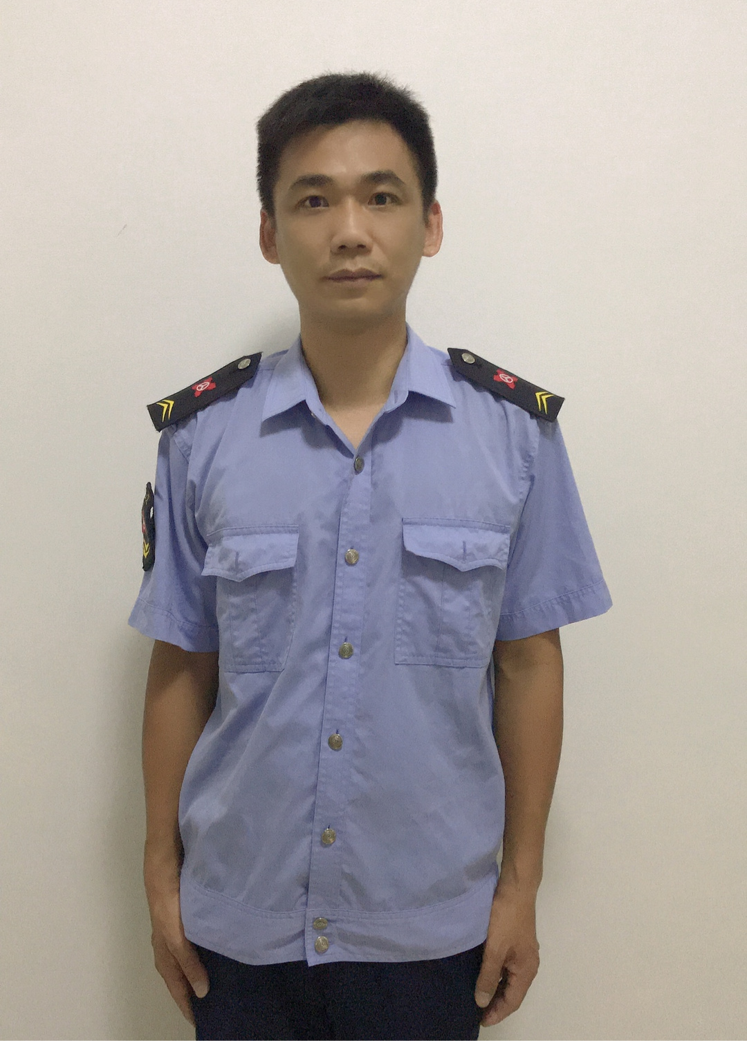 公交司机狂鸣喇叭逼停自燃大货车旁边就是消防队幸运