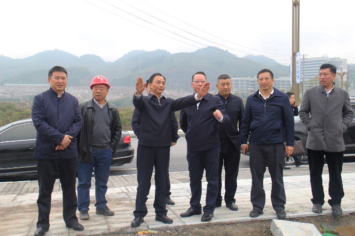 11月6日,縣委副書記,縣長石強帶隊調研彭水新城建設情況並召開推進