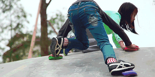 迎着美丽的海边日出,吹着海味的风,小孩子在攀岩的墙壁上,是多么的