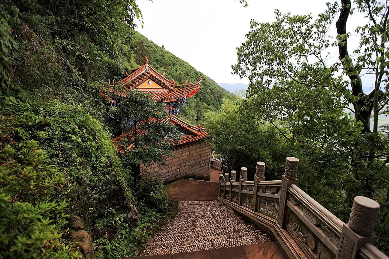 还有众多传说,相传古时有凤凰停歇,见者不识,呼为碧鸡,故也称碧鸡山