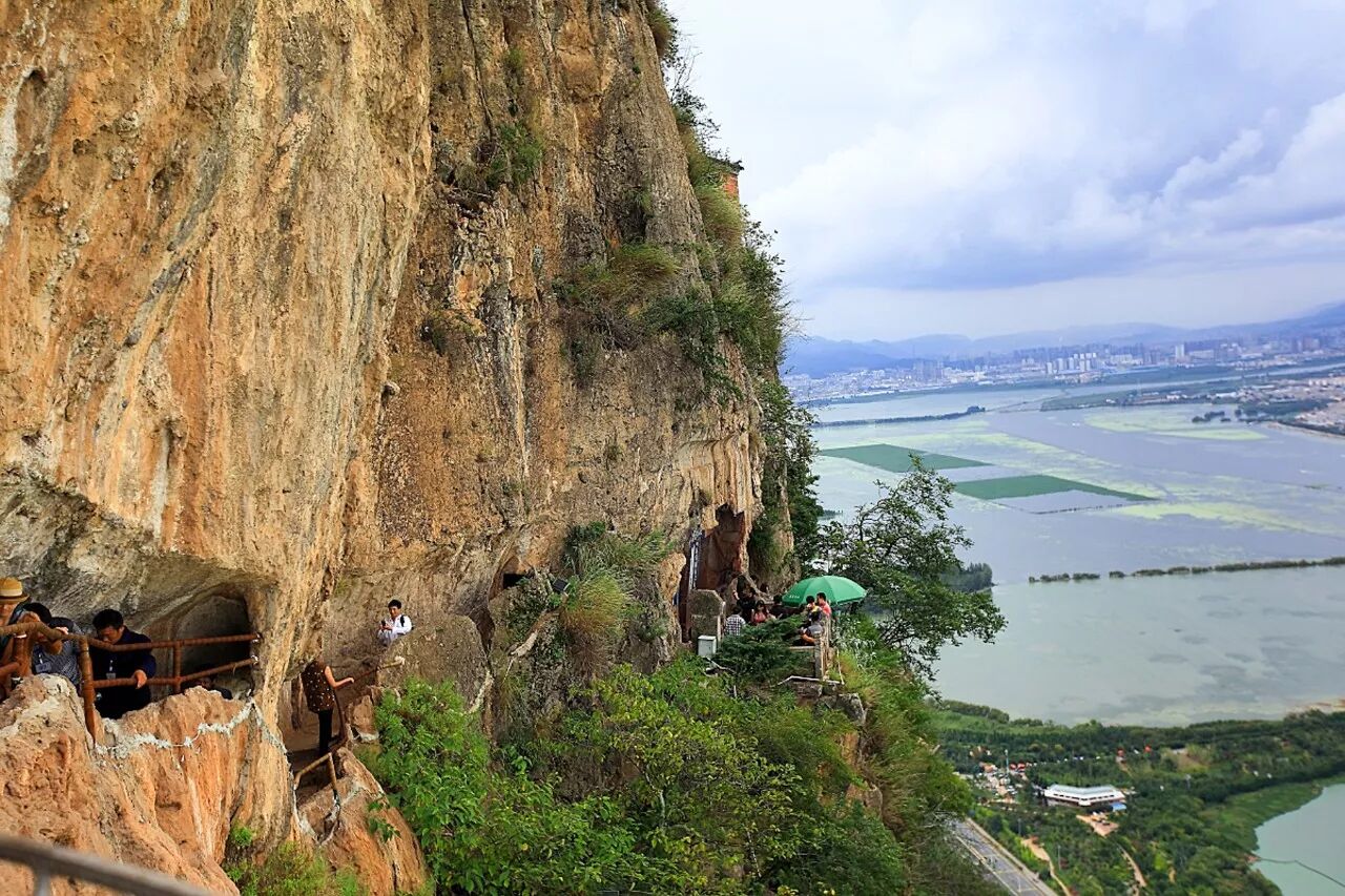 还有众多传说,相传古时有凤凰停歇,见者不识,呼为碧鸡,故也称碧鸡山