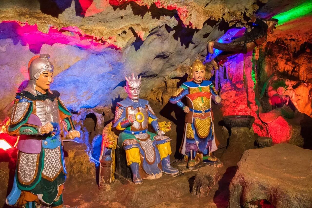 洞里不仅有五彩辉映千姿百态的各种喀斯特景观,还遍布《西游记》的