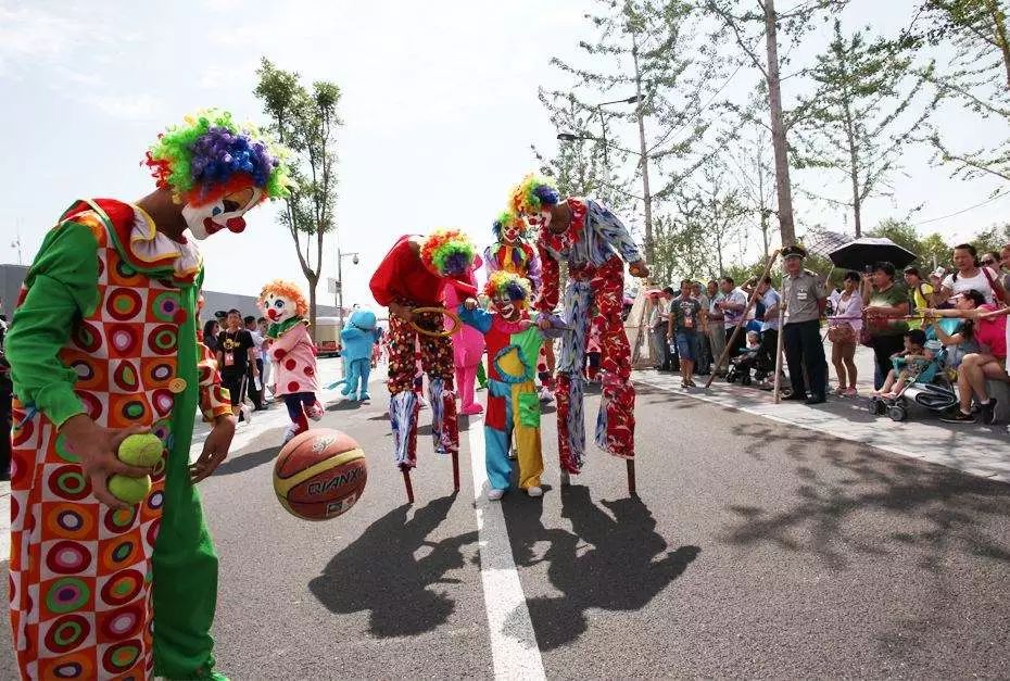 梅花樁醒獅表演這裡3有身著中國元素高端禮服的模特這裡2有特邀樂隊