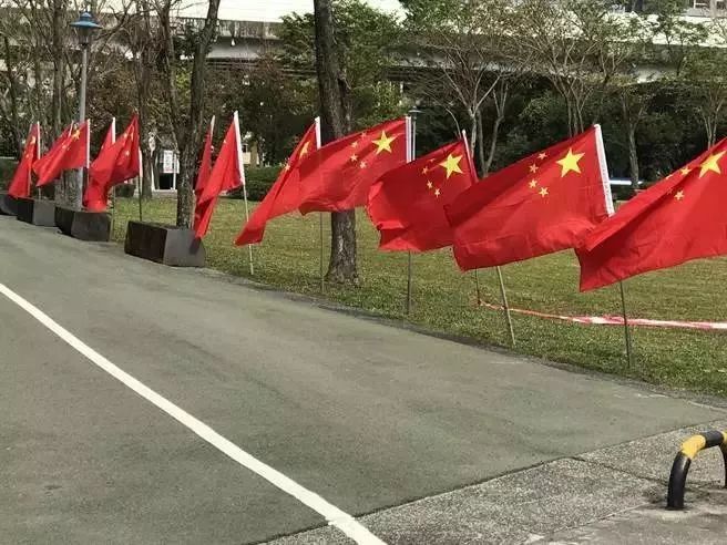 台湾五星红旗飘扬图片